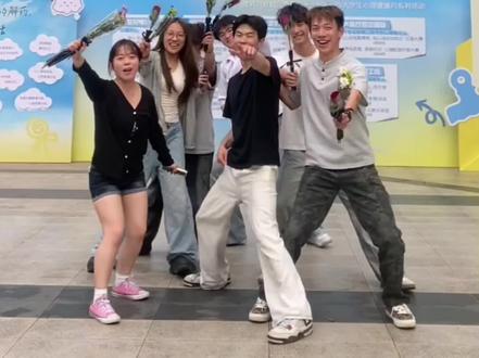 “520谁还没有收到学姐学长送的鲜花”
刷到这个视频的人今年一定会幸福 #校园公益活动#520告白