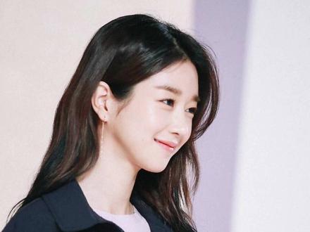 韩国女演员.徐睿知 白羊座美女明星~22 英寸(55.88厘米)蚂蚁腰.身材比例优越.从小跳芭蕾舞. 凹凸有致的身形 举手投足间带有着一种出淤泥而不染的气质.不笑的时候 高冷 英气.笑起来又阳光明媚 感染力很强~
#明星街拍#穿搭灵感 #时尚街拍 #OOTD #韩系穿搭 #高级感 #徐睿知 #是精神病也没关系