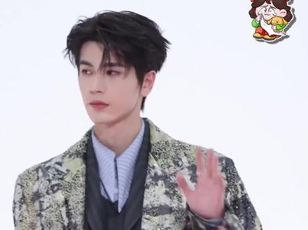 就这样背着张凌赫跑~各~地~跑~#张凌赫 #各大品牌为何偏爱张凌赫 #张凌赫1230生日快乐