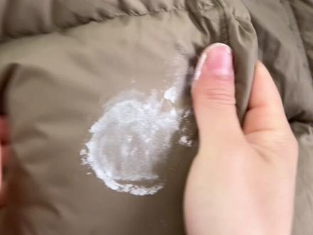 羽绒服去油邪修大法第二弹:继上一条爽身粉去羽绒服油视频,我来看看面粉行不行,毕竟不是每家都有爽身粉的#洗衣服小妙招 #创作者中心 #创作灵感