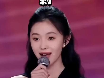 刘浩存春晚舞台放飞小马,仙女秒变慌乱小狗也太可爱了