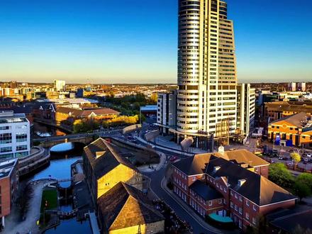 利兹,伦敦以外都是村吗?英国的经济第三城#城市风光 #你在抖音搜什么 #经济发展 #带你看世界