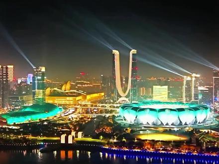 音乐唤醒记忆,星光点亮冬夜。昨夜,杭州“大莲花”内“慕思宠粉之夜”回荡着从经典到流行的时代之声。李宇春、罗大佑、容祖儿、张碧晨、毛不易、萧敬腾实力唱将齐聚,为粉丝献上一场顶级的视听盛宴。这是慕思与所有粉丝的温暖约定。曲终人未散,好梦常相伴。🌙#慕思宠粉之夜#李宇春 #毛不易#萧敬腾#容祖儿