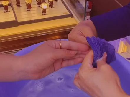 这样带手镯很容易!不疼!#珠宝首饰 #黄金 #手镯 #怎么买黄金