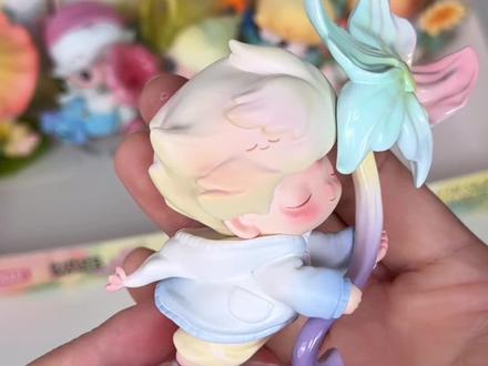 来自春天的 DIMOO瞬间的奇遇,设计细节是这样?开箱!
⬇️手感重量看这里哦⬇️
127g 它住在靴子里! 这只也很满。。没有顶点和撞击 也是细微的松动和干燥剂的声音 就比较轻了
127g 带我去远方 上下和前后空间很大 前后打盒点在下部分 空空的声音很大有闷闷的撞击声和撞击感 但是左右空间明显比前后小 也有小的撞击声
130g 头顶春天 底座是分开的 六面都只有微微的晃动感 干燥剂松动声也有 但是六面都没有明显的空间和撞击感
131g 吹响春天 重量集中在中部 六面都有一点空间细微晃动 没有其他明显的感觉 (这只有底座比较占空间)
132g 打包春天 六面都有空间并且有撞击感 六面空间都比较大比较平均 感觉这套六面有空间的很少了
133g 坠入花海 上下略有空间可以整只晃动 但是四周只有松动感没有撞击感 空间很细微 前后摇晃时封面云宝宝嘴巴处有明显晃动感
137g 捕捉春天 六面有明显卡片和干燥剂撞击的声音 娃只有前后略有一点空间 这是卡片的撞击感是特别明显的
143g 吹一口花香 配件一个球形 可以直接盒里小范围内胡乱撞击 相反娃没有什么声音和撞击 明盒❗️明盒❗️
155g 抱进春天 上下略有一丝摇晃 前后封面左边黑球处可以直接顶出来 左右空间大有明显撞击感 感觉是明盒❗️
158g 被春天接住 有直接顶盒❗️前后对顶 在封面裤子和椅子连接处 直接前后对顶 四周也比较满只有细微松动和干燥剂声音 明盒❗️
159g 春天的后坐力 又是前后对顶 但是有两处都是前后对顶 两处分别在封面裤子下面线的前后处 很明显❗️ 明盒❗️
163g 飞过春天 上下满 只有中间部分撞击 前后轻微撞击感在下部 左右撞击有那种dongdong的清脆声音
#dimoo #泡泡玛特 #盲盒