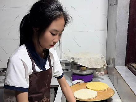 大早听到厨房有动静,出去一看闺女在给我做节日礼物, 我的天啊!这花束比买的还惊艳,不仅好看又好吃, 母亲节仪式感满满的 ,和闺女一起祝所有妈妈们节日快乐🎉#美食 #母亲节 #抖音二创激励计划