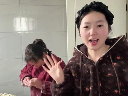 今天是二月初一 在我们这有个习俗 明天二月初二龙抬头 在家不能动刀 所以今天提前一天包好饺子 留着明天吃 老爸给老五打电话让老五来拿水饺#二月二龙抬头 #九个孩子的一家 #农村生活 #我的农村生活