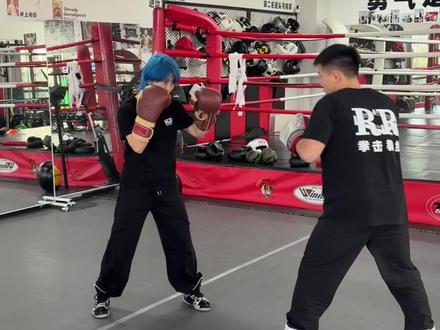 拳击转体反击技巧!脚步灵动党必学,转守为攻超丝滑 拳友们!今天解锁拳击转体反击神技 —— 利用对手突进瞬间,调整身体角度同步反击,脚步灵活的选手必练!
核心方法超简单:先预判对手出拳(重点躲后手直拳),以左脚掌为轴,两侧都能实现转体反击~
✅ 左侧转体:对手出拳时,右腿向左甩开,同步打出前手摆拳或直拳,躲闪反击一步到位!
✅ 右侧转体:同样以左脚为轴,避开对手后直拳的同时,后手摆拳 / 直拳顺势反击,精准命中!
这招超克制猛扎猛打的对手,不用硬抗进攻,旋转身体就能完成躲闪 + 反击,瞬间转守为攻!
动作不难但要找准时机,多和搭子磨合预判节奏,实战中灵活运用,轻松拿捏突进型对手~
#拳击 #拳击中手 #拳馆 #RR拳馆 #职业拳击