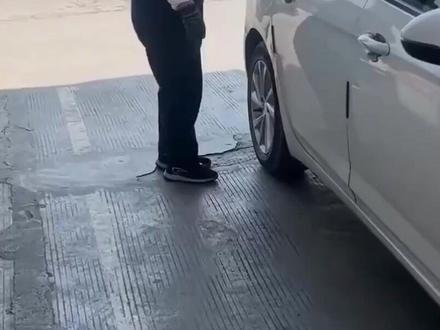 妹子,来看看加油王炸福利!鼓楼北大街中国燃料放大招,25升95号汽油原价189,现184,每升便宜五毛多,加满一箱超省钱,赶紧加满! #新车出厂加多少汽油 #壳牌加油站 #抖音汽车 #en590是什么油 #常压油箱是什么意思