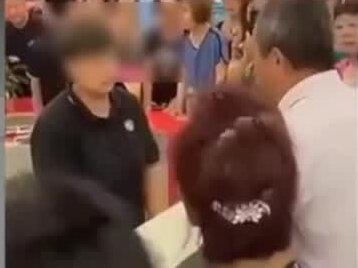 大爷硬要拿13元买车,逼哭女销售员,结局大反转 1/3