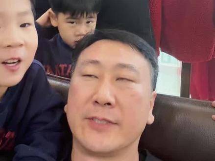 当你拥有七个儿子,并且想看电视时是怎么和你撒娇的?#七个葫芦娃#亲子时光#萌娃#爸爸带娃#全职奶爸