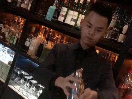 我的第六个门徒,上摇酒课的第二天。一段式摇法,入门者请收藏望多加练习。#调酒师