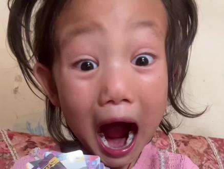 今天阿妍妹妹又开心了😃哈哈#阿妍妹妹 #小吃货的日常