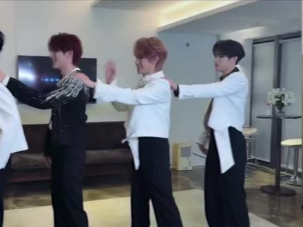 我真不行了!!!豁出去的马哥!视频第三视角!轩哥只需刷脸!
#时代少年团 #马嘉祺 #丁程鑫 #宋亚轩 #贺峻霖