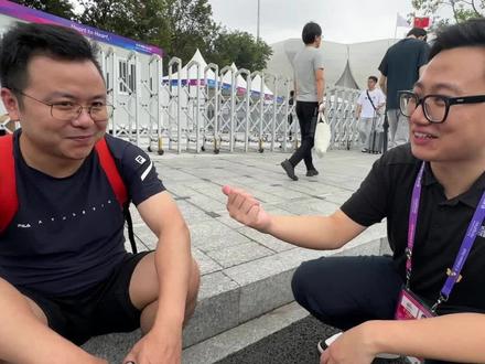 蹲在亚运赛场外的好爸爸:票不够,让老婆孩子进去看了#杭州亚运会 #蹲在亚运会赛场外 #好爸爸