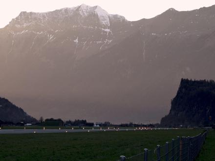 挑战极限暗光4K60P实拍大黄蜂战机出动 #用odd风记录生活 #每一帧都是热爱 本片拍摄于 2025年11月3日。当天,瑞士空军两架 F/A-18“大黄蜂”战斗机在梅林根空军基地进行了夜间飞行训练。 这是我第一次在月光下拍摄战斗机,拍摄难度极高。视频拍摄用到极高的ISO,感觉还比较亮,其实现场实际观感几乎只有月光,几乎只能看到飞机闪耀的灯光。
在初秋皎洁的月光与雪山的映衬下,战机的起飞与触地复飞显得格外震撼。
更令人难忘的是,5:50,当一架“大黄蜂”划过夜空时,我的镜头中竟出现了一颗流星,为这次拍摄画上了完美的注脚。
这无疑是一次终身难忘的观机体验。感谢您的观看!
#战斗机 # #大黄蜂 #拍飞机 #瑞士 #梅林根