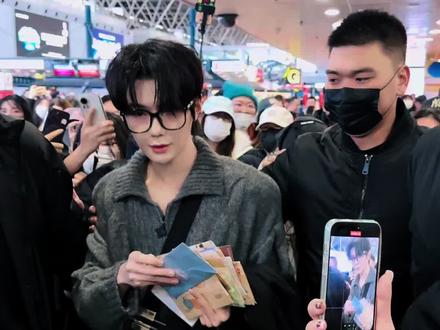 粉:不要原谅樊霄 郝熠然:温柔笑笑 💗粉:替我捶他两下🌟
#偶遇明星 #郝熠然 #樊霄 #云熠星河 #游书朗