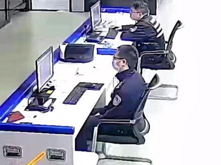 凌晨3点半,在看押室值班的民警突然听到有人喊救命……(素材来源:中国警察网)#守护万家平安