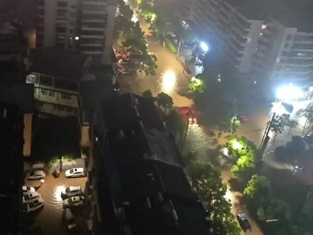 #【荆州区委区政府】紧急通知:根据区委、区政府意见,当前,我区正遭遇强降雨天气,城区积水严重,交通出行受阻。经研究,除承担抢险排涝、城市基本运转、安全保障工作任务的单位外,今日(5月18日,星期一)荆州区中心城区机关企事业单位暂停办公,各类企业停工停产,中小学校全面停课,非必要不外出,注意人身安全。请区经信局和属地负责通知企业停产,区教育局和属地负责通知学校停课,各单位负责通知停工。(区委办公室、区政府办公室)
##20260518(四月初2 周1)
大雨(Ss)西北风1级 空气质量:优
气温:21~24.0℃(22.0℃ 体感:25.0℃)
水温:Ss :20.7℃
湿度:95.0% 大气压:1000+5hPa
能见度:5.0Km
日出日落:05:35~19:20。
水位:Ss:34.66m Yc:43.73m SXsk:160.40m #20260518