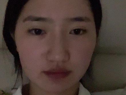 5月6日 晚自习后 决定不上学了
今天下午我在教室里发了一下午呆 我在想我真的还要上嘛?每天坐在教室里什么都不听不懂 我看不到前面的路 也很迷茫 我想了很久最终决定好了 下了晚自习我去找lmx她说她想要去吃饭 我说好 我给你说件事坏消息 她就猜 猜到了这个 瞬间饭都不吃了带着我上楼去找zzy坐在楼梯口说这件事 她们一直劝我再坚持一年 马上就要过去了 如果放弃了你不会后悔吗?你学了这么长时间的舞蹈 减了这么长时间的肥 但是我还是没有动摇 我也很舍不得舞蹈但是我不想让它成为束缚我的理由 我们就这样在楼梯口坐了半个小时 他们两个为了我都没有吃饭😭。放学到家后 我决定把这个消息告诉爸妈 但是我很难开口不知道怎么说 也害怕她们不会同意我这个决定 我在客厅转了好几圈最后还是鼓起勇气说出了口 说着说着我的眼泪就不自觉的往下流 爸妈并没有不同意 而是尊重我的意见 爸爸说:妮不想上咱就不上这有啥的(这就话就像不上不上就不上 以后老爸养你)听到这句话我很懵 我的泪眼掉的更快了 我想这不是委屈 而是被理解了。我把这件事也告诉了奶奶 奶奶让我决定好不要后悔 我想我是不会后悔的还是舍得学校里的朋友 舍不得从校门口到教学楼走的那一段路 舍得上课偷偷聊八卦 舍不得上体育课一起偷偷溜进小卖部买玉米肠 舍不得下课了一起打闹的日子(说到这眼泪又不自觉的流下来了)🤧以后下了课没人陪lmx去吃饭了 没人陪她去操场转圈了但是我们还是最要好的朋友!希望我们不要因为不上学而断了联系🥺🥺最后谢谢我的家人 谢谢他们尊重我选择😭😭😭