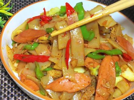 这才是炒凉皮最简单好吃的做法,香辣过瘾比街边买的都好吃,收藏#家庭小炒 #快手菜 #家常小炒 #炒凉皮 #炒凉皮的家常做法 #炒凉皮路边摊做法 #美食 #美食教程 #家常菜教程 #下饭菜神器