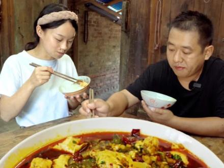 今天妹妹要给我露一手,泥鳅钻豆腐,结果把我惊艳到了,大家觉得惊不惊喜#乡村守护人 #我的乡村生活 #农村生活 #农村美食