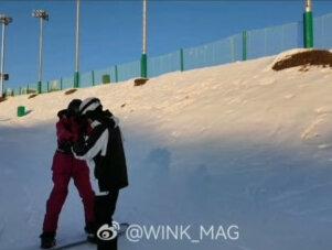 我就记得之前看过普普#郝熠然 去滑雪,全网翻了一圈终于找到了⛷#云旗 看看你哥的曾经吧☀我终于理解那个游主任#游书朗 自己可以单挑白三秒,结果一看到#樊霄 就你为什么不接电话☎不是说随叫随到吗🍵#旅行碎片