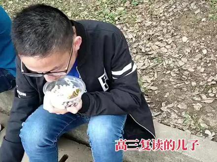 弹出这样一个画面,也是孩子读书的一个经历。6年前的今天,也就是星期三,那个时候儿子的复读学校每逢这一天,都会对家长开放。我会做好一顿丰富的饭菜,骑着我的小毛驴,去到离儿子6公里的复读学校看望他。画面中的儿子那个时候很瘦小,穿着一双19.9块的单布鞋且有些陈旧而破,坐地上吃着为娘的我送来的饭莱,儿还会说,谢谢妈妈,妈妈辛苦了!
那一年的复读生涯真的很苦很苦,长时间的学习带来的精神压力,导致儿子几次倒下生病,班主任还深更半夜亲自将儿子送回家休息……
那一年,一个重要的抉择,母子们商量着,为了不留遗憾,选择了复读。复读一年的时间,儿子牢记着给妈妈说的一句话:妈妈,我一定不辜负你为我付出的复读费用。就因为这样的一个承诺,这一年的儿子,真的很刻苦很心酸……
回望过去走过的路,想想人只要坚定着自己的目标梦想,就一定要努力的往前走一走,冲一冲。家长给予了支持,孩子的执着,说不定能达到自己的愿望呢?就是抱着这种心态,母子们相互在精神上支撑着,艰难的熬过了复读这一年的时光……
所谓的梅花香自苦寒来,那真的是只有经历过苦和寒,才能享受到读一场书嗅到了香#知识改变命运