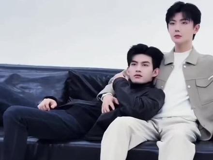 两人一狗 一家三口
里面有暗戳戳的小细节
#云旗 #郝熠燃 #拍照姿势 #云熠