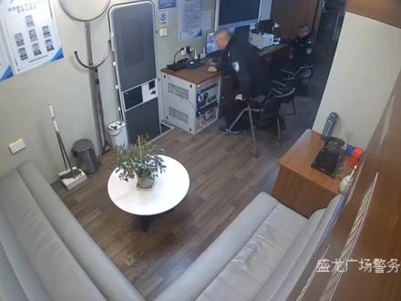 【#暖心除夕夜爱心饺子暖警心#】丙午马年除夕夜,@西安公安 未央分局二府庄派出所警务站收到一份来自群众的“爱心饺子”。#警暖长安#
一名群众见自家楼下的警务站依然警灯闪烁,于是将家里煮的饺子端来一份送给值守的民辅警。“你们辛苦了,快趁热吃!”群众暖心的说道。大家相互拜年祝福,成为了除夕夜最美的驻足。