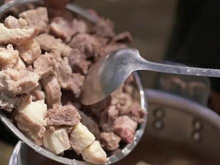 为什么你拍摄的美食没有食欲。 成都拍美食视频用索尼ZV-E10,视频质量高。非常适合,ZV-E10 是当前美食视频 / 美食 Vlog 的高性价比首选,画质、对焦、操作都很贴合美食拍摄需求,唯一短板是无内置防抖、无取景器、4K 有裁切。
✅ 拍美食的核心优势
对焦超稳,单手操作友好
产品展示模式:一键从人脸自动切到手中食物 / 食材,拍教程超方便。
实时眼控 + 连续对焦:摆盘、夹菜、倒酱都能精准咬住,不易跑焦。
翻转触屏:俯拍 / 45° 拍食物时,构图与对焦一目了然。
画质细腻,色彩讨喜
APS‑C 大底:虚化自然,食物突出、背景干净,比手机质感强很多。
4K 超采样 + 10bit:色彩过渡顺滑,红 / 黄 / 棕色(肉类、酱汁、烘焙)表现佳,后期调色空间大。
低光表现好:厨房灯光偏暗也不易噪点,暖光氛围到位。
操作简单,续航靠谱
** dedicated 按键 **:背景虚化、产品展示、麦克风切换一键直达。
续航强:单块电池 4K 可录约 100 分钟,长时间拍摄无忧。
USB 直播:可直接连电脑做美食直播,无需采集卡。
镜头选择多,性价比高
E 卡口:原厂 / 副厂选择丰富,30mm f/1.8、40mm f/2.5、适马 56mm都是美食神头。
套机 16‑50mm:日常够用,变焦顺滑,适合推拉镜头展示菜品。
📸 美食视频最佳设置(直接用)
格式:XAVC S HD(1080P),60fps,50Mbps(顺滑、文件适中)。
对焦:AF‑C 连续对焦 + 广域 + 人脸追踪;开产品展示模式。
曝光:快门 1/100–1/125,光圈 f/2.8–f/4(虚化 + 清晰),ISO≤1600。
白平衡:室内暖光 3200–4500K,自然光 5500K;开美肤(食物更红润)。
防抖:三脚架关防抖;手持开增强防抖。
🍜 镜头搭配推荐
入门:16‑50mm 套头(变焦方便,日常足够)。
首选:索尼 30mm f/1.8(大光圈、虚化好、视角完美)。
进阶:适马 56mm f/1.4(极致虚化,特写 / 摆盘绝配)。#成都 #成都同城