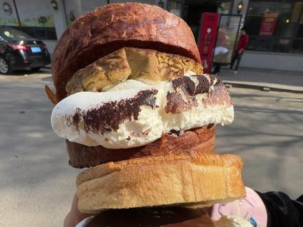 奖励自己一个鸭血生巧大可颂