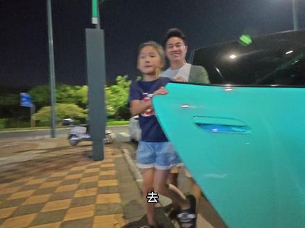 让这几个小孩去拿饮料给小公主们的话他们开心噢,抢着去。