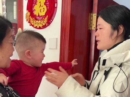 小宝或许还不懂什么是离别,他只当肖姨是独自去“溜溜”,忘了带上他。但我们清楚,再深的羁绊,也抵不过那盏为你而亮的灯火。
感谢你把我的孩子视若珍宝,我也懂你对家人的万般牵挂。且放你归乡,奔赴团圆,愿新年快乐,阖家幸福,我们来年再见!
#小玉一家人 #回家过年 #离别是为了更好的相遇 #真情流露 #婆媳生活