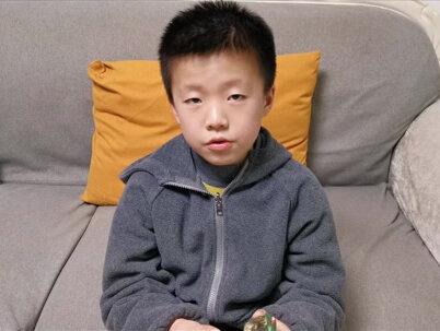 用纸壳做的极品飞车,撞得只剩车轮子了还能开,掏耳勺也能当赛车 #手工玩具 #极品飞车 #亲子手工