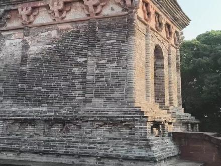 三江白塔,又名三江雁塔、三江宋塔,位于四川省乐山市井研县三江镇东头小山丘上,临河而立。据《荣县志》记载,在南宋开禧二年(1206年)之前,就有关于三江白塔的记载。
三江白塔建筑造型严谨、风格朴素、线条匀称,结构坚固,是井研县现存时代最早、保存较为完整的一座宗教建筑。白塔为密檐式砖木结构,塔身为须弥座四方形,共13层,通高29.6米。塔底地边长5.8米,逐层递减,微向内收。底层内高4米,向上逐层递减。塔内梯道盘旋,可以到达第10层。每一层的四面均有假窗,并有一个通光方孔。白塔既是一座宗教之塔,也是一座地标之塔、人文之塔,是认识和研究两宋时期西南地区砖塔的重要实物,也折射出当时井研乃至四川的经济、政治、文化演变,具有较高的历史价值。
2013年3月5日,三江白塔被中华人民共和国国务院公布为第七批全国重点文物保护单位。