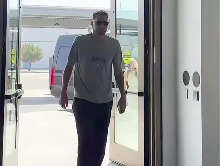 #东契奇 #湖人 新闻发布会汇总,东契奇3年1.65亿签约湖人后,和佩林卡谈到了目前的湖人以及#詹姆斯