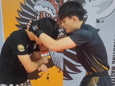 连续顶膝怎么破#邓立格斗体系 #泰拳 #踢拳 #格斗 #搏击 #拳击 #自由搏击 #散打 #减脂 #itf跆拳道 #健身 #增肌 #mma #运动 #武术