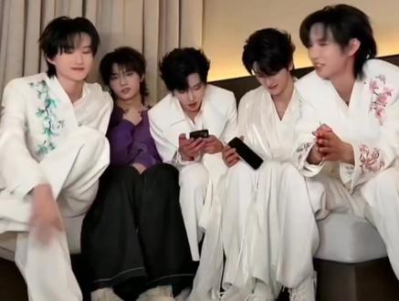 1.1日微博Tf_ing直播,穆祉丞“何意味”场面解读#橹穆#王橹杰穆祉丞 #271199