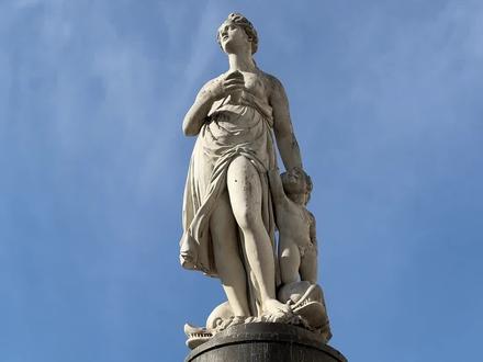 西班牙现状...真心提醒还未出行的朋友😭
🇪🇸西班牙旅行防坑tips来咯~本地人都不想说的大实话!看完再去帮你避开90%的雷~
---
📸 必打卡景点(避开人潮版)
🔹 圣家堂(巴塞罗那):高迪的神作中午人挤到怀疑人生!秘诀:早上8点开门就冲,或选日落时段,光影绝美还人少!门票提前2周订!
🔹 阿尔罕布拉宫(格拉纳达):旺季门票秒光!必看:买含纳塞瑞斯皇宫的“General票”,选9点场,人少好拍照。
🔹 古埃尔公园(巴塞罗那):核心区要预约!隐藏玩法:外围免费区清晨去,承包空景+日出滤镜!
🔹 科尔多瓦清真寺(安达卢西亚):避开11点旅行团!建议10点开门或闭馆前1小时进,穹顶光影美到窒息。
🔹 圣地亚哥朝圣之路(加利西亚):想清净走“原始之路”(Camino Primitivo),人少景野,徒步控必冲!
---
⚠ 西班牙旅行防坑指南
🔹 热门景点提前订票! 阿尔罕布拉宫、圣家堂、普拉多博物馆(马德里)当天基本没票!官网或第三方平台早下手。
🔹 小心小偷! 巴塞罗那兰布拉大道、马德里太阳门广场,双肩包背胸前,手机抓牢!
🔹 城际交通省钱法:高铁(AVE)快但贵,省钱选ALSA大巴或BlaBlaCar拼车,性价比超高。
🔹 吃饭别踩空! 西班牙午餐14:00-16:00,晚餐21:00-23:00!下午6点餐馆全关,备点零食防饿。
🔹 自驾慎重! 塞维利亚、马德里老城路窄停车难,费用高到肉疼!市内优先地铁/公交。
---
🌟 西班牙限定体验(不玩后悔)
🌅 托莱多热气球:唯一能俯瞰千年古城全景的视角!日出时飞越教堂城堡,浪漫值拉满!
🍷 马德里圣米盖尔市场:火腿塔帕斯+桑格利亚酒,吃货天堂!
💃 洞穴弗拉门戈(格拉纳达):避开游客秀!去Sacromonte区的洞穴酒馆,看本地舞者灵魂演绎。
🏞 蒙特塞拉特山徒步(巴塞罗那近郊):走Sant Jeroni路线,奇岩秘境+修道院全景,秒杀网红景点!
#西班牙 #西班牙旅行 #西班牙旅游 #欧洲旅游 #西班牙旅游攻略