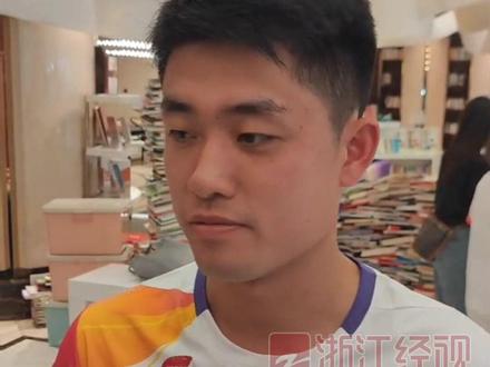 杭州小伙吴易昺遗憾不会讲杭州话,记者现场教学:为杭州亚运“加鱼”!你会讲家乡话吗?#薪火里的浙能量