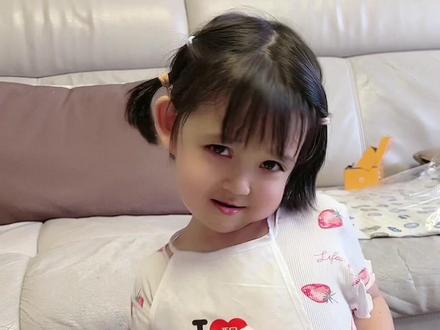 奶奶是老师 对孩子生活要求比较多 不能这个不能那个 莉娜一听说奶奶放暑假要来 激动的都要换个奶奶了😂