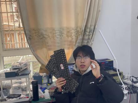 今天收到三张粉丝在小黄鱼赌的VGN V98pro键盘,看主播如何把它维修好 。#键盘 #键盘维修 #机械键盘 #VGN #技术流自带bgm