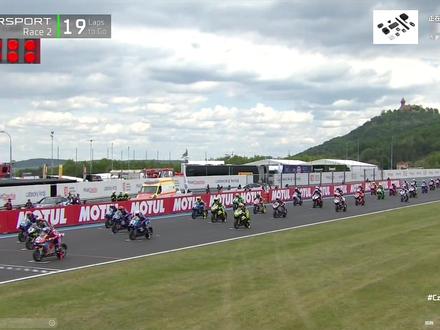 五冠王!!!实至名归! 我们又又又又又赢了,五冠王。2026年WSBK捷克站5月17日正赛再次夺冠,张雪机车53号德比斯凭借硬实力捍卫冠军尊严,再次碾压雅马哈夺得第5个分站冠军。2026赛季累计5个冠军!!!本场比赛精彩刺激,与61号的缠斗从比赛开始一直持续到比赛结束,全程排名多次交换,最终还是我们张雪机车更胜一筹。神秘的东方力量也在本场比赛中发挥了至关重要的作用,雅马哈的多位强劲实力对手一 一摔车,5号小黄毛最终还是扛不住扎小人的威力也摔了出去。另外一位张雪机车的64号车手本场表现很稳定,夺得第10名的好成绩。钱江24号车手17名,3号19名。国产加油,让我们继续赢下去!!!#张雪机车 #张雪820RR #WSBK捷克站 #正赛第二场 #五冠王