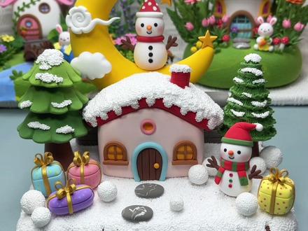 冬天场景 下雪了,可爱的小雪人,坐在高高的月亮上,和小伙伴一起欣赏着美丽的雪景 #手工diy #手工制作 #冬天雪景#粘土 #创意手工