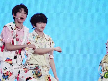 TF家族新年音乐会Day2《我要飞》
感觉是完全被低估的一个舞台,活力满满的奶黄包瑞😍😍😍看到最后的宝宝会有瑞瑞的奖励🥰#张函瑞 #tf家族
