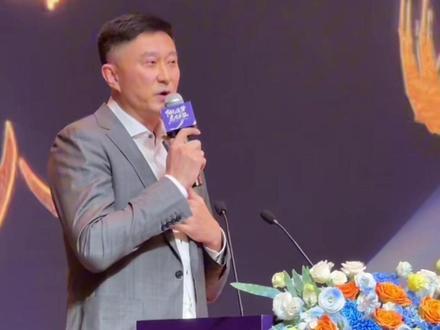 2025-2026赛季广东华南虎出征仪式热血启幕!主帅杜锋身着西装霸气登场,一张口便点燃全场——他的发言从不是空洞的口号,而是藏着铁血与温度的战斗檄文,一如既往的超级高水平,每一句都戳中球迷燃点!#杜锋 #广东宏远 #广东东阳光男篮 #广东宏远加油 #宏远酒店