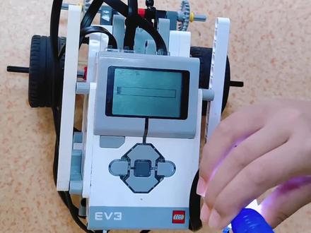 Ev3 充电小车
知识点:
1.利用颜色传感器的环境光状态来感知周围光的变化,当光值大于阈值的时候进度条上涨,当小于阈值时进度条逐渐下降。
程序难点当进度条下降到0以下之后不能让它在继续下降,同时进度条上涨到100以上之后也不能让它继续上升了。
3.将得出的电量变量输出到小车的功率中就可以实现小车充完电之后向前移动知直到小车电量耗尽
#少儿编程 #机器人教育 #机器人