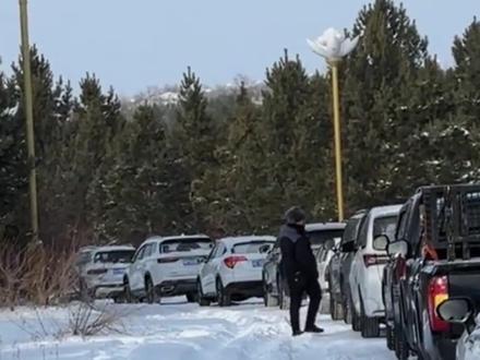 2月9日内蒙古发布,雪原堵车数小时,热心的当地人骑着马送来泡面跟热水,#民族团结一家亲 此刻具象了。#正能量 (视频来源:@太阳他爸的日记本 )