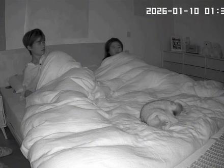 真服了…不能再让它进屋睡了!#猫咪的迷惑行为